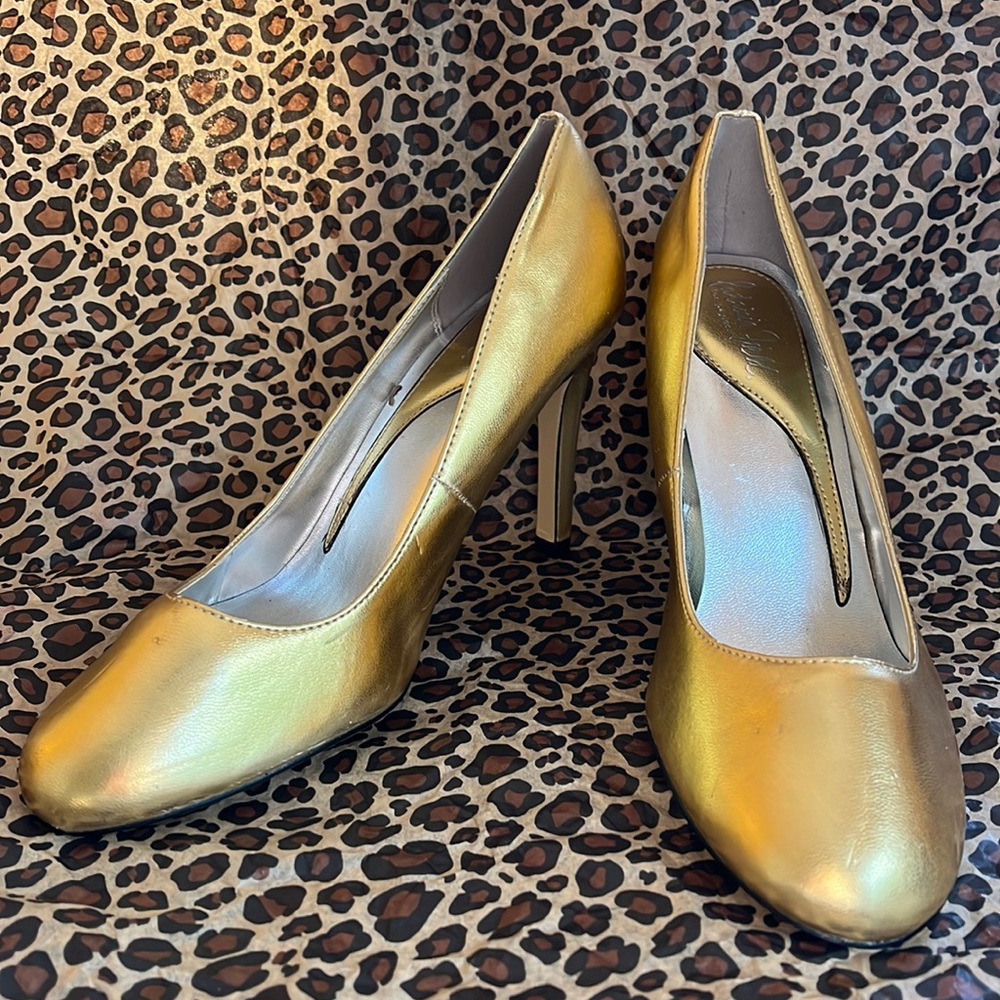 Calling all SATC ladies! Patricia Field “Heiress” 4” gold round toe pump, 8.5